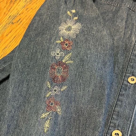 💙 Vintage-Inspired Embroidered Denim Shirt – Size 10 - Picture 5 of 10